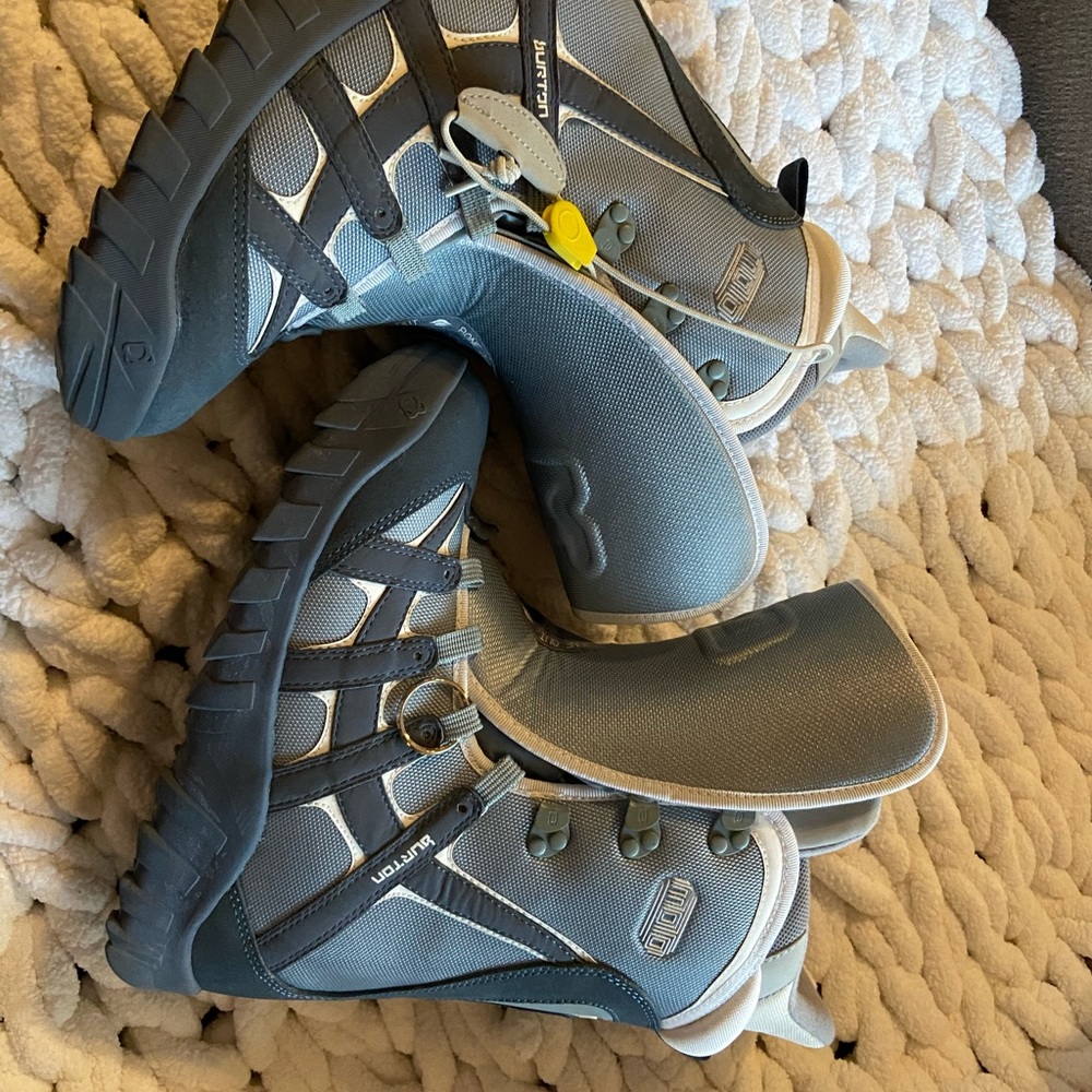 Women’s Burton Moto boots EUC like new 9